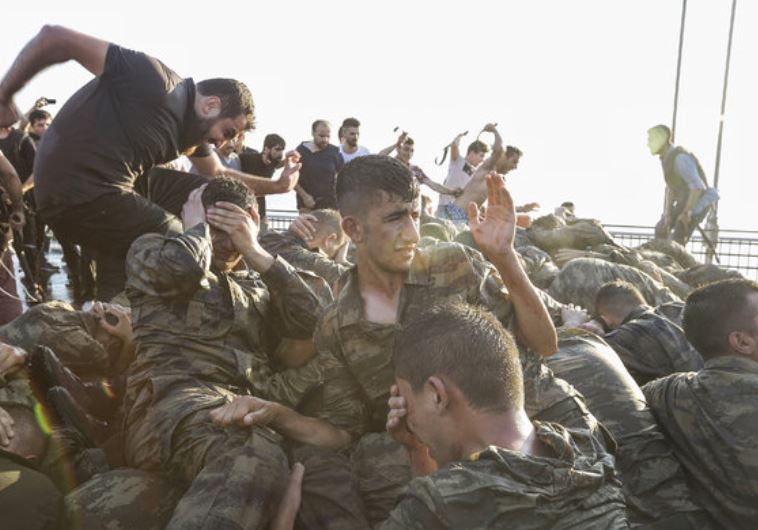 חיילים בניסיון ההפיכה בטורקיה. צילום: Getty images