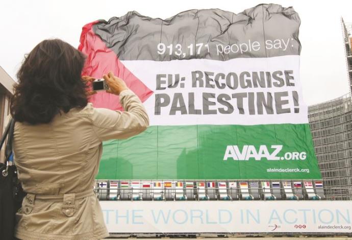 כרזה נגד ישראל (צילום:  רויטרס)
