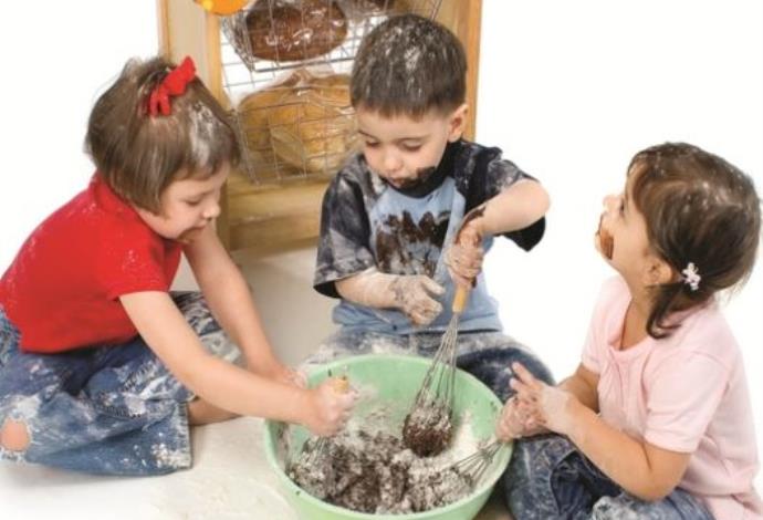 ילדים מכינים עוגה (צילום:  ingimage ASAP)