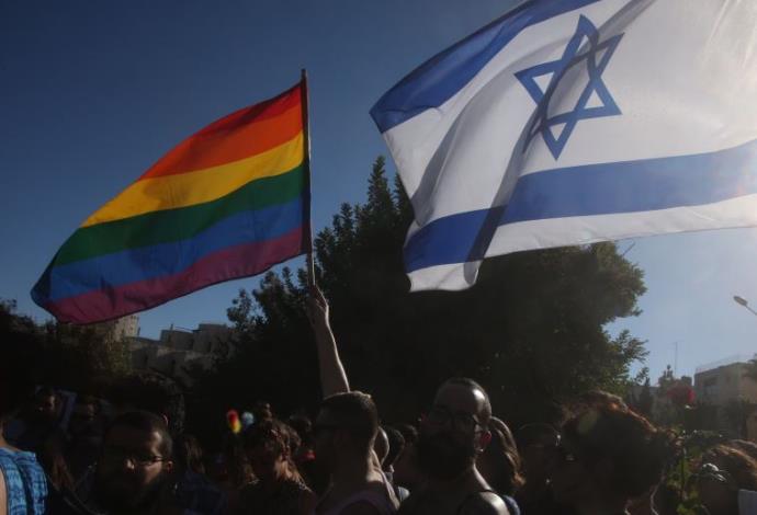 דגל ישראל ודגל הגאווה במצעד הגאווה בירושלים (צילום:  מרק ישראל סלם)