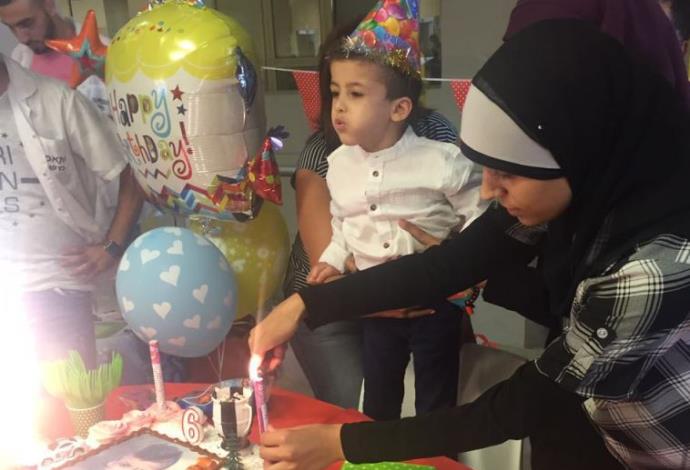 אחמד דוואבשה חוגג יום הולדת בביה"ח שיבא (צילום:  דוברות בית חולים שיבא)