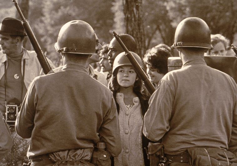 "הרולינג סטונז חזה את המהומות", צעירה ניצבת מול המשמר הלאומי, צילום: Getty Images