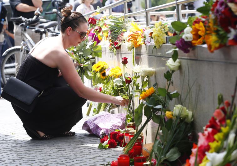 מניחים פרחים בזירת אירוע הירי במינכן. צילום: רויטרס