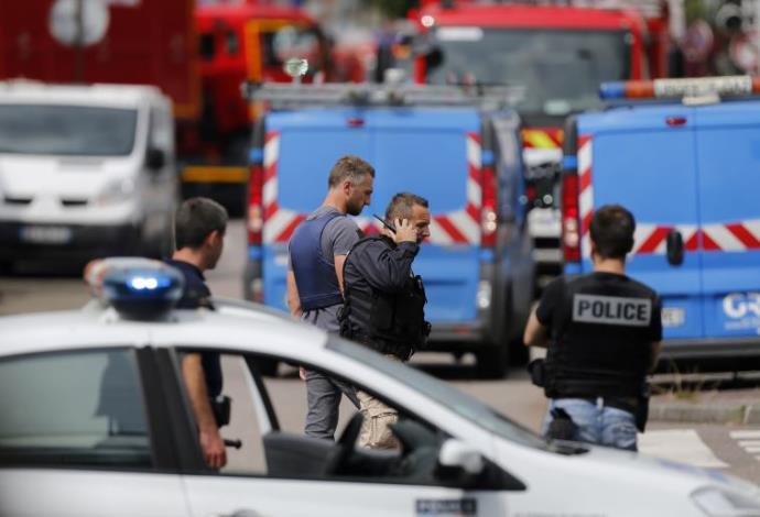 כוחות הביטחון והכיבוי בזירת הפיגוע בצפון צרפת (צילום:  AFP)