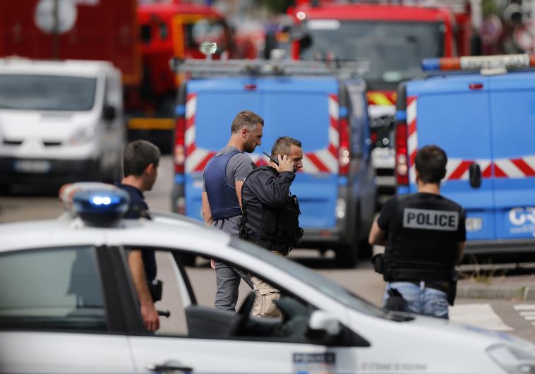 כוחות הביטחון והכיבוי בזירת הפיגוע בצפון צרפת. צילום:AFP 