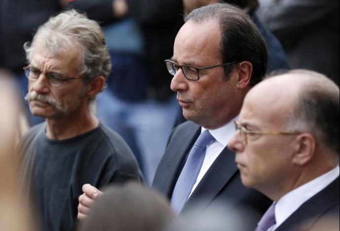 נשיא צרפת פרנסואה הולנד בזירת הפיגוע בצפון צרפת (צילום:  AFP)