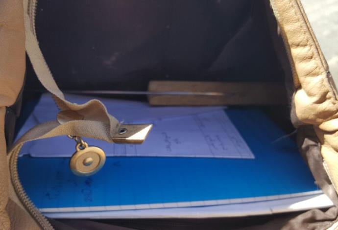 תיק החשודה בניסיון פיגוע ממחסום קלנדיה עם הסכין בתוכו  (צילום:  דוברות המשטרה)