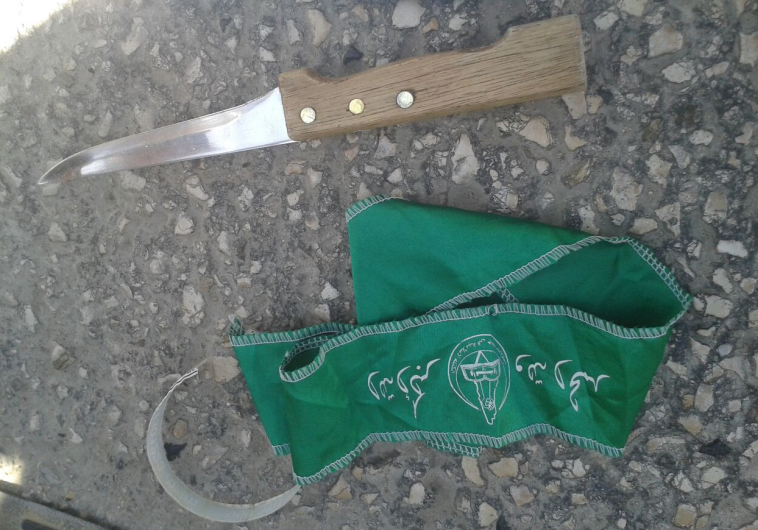 הסכין שנמצאה בתיק המחבלת. צילום: דוברות המשטרה