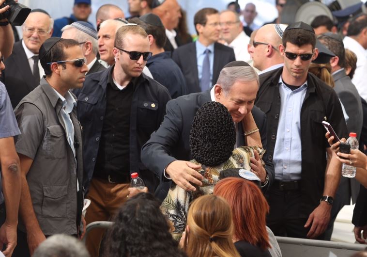 נתניהו מחזק את המשפחות בטקס. צילום: מרק ישראל סלם