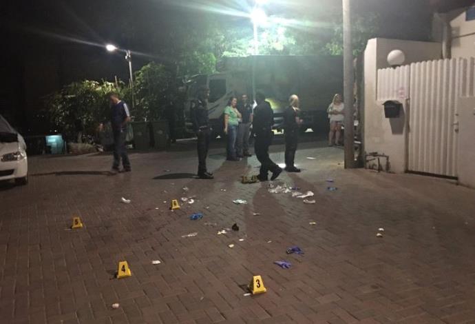 זירת הירי בתל אביב (צילום:  חטיבת דובר המשטרה)