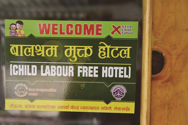 שלט של מלון שמצהיר כי אינו מעסיק ילדים עבדים 