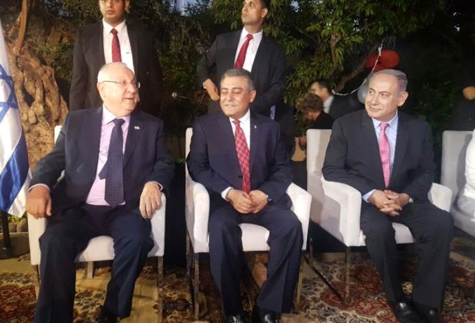 ראש הממשלה בנימין נתניהו, שגריר מצרים חזאם חייראת ונשיא המדינה ראובן ריבלין (צילום:  דנה סומברג)