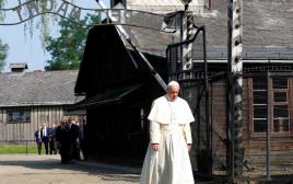האפיפיור פרנציסקוס באושוויץ (צילום: רויטרס)