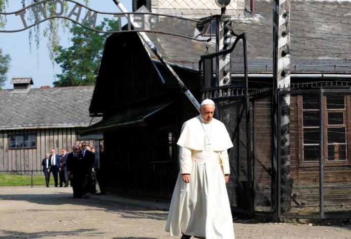 האפיפיור פרנציסקוס באושוויץ (צילום:  רויטרס)