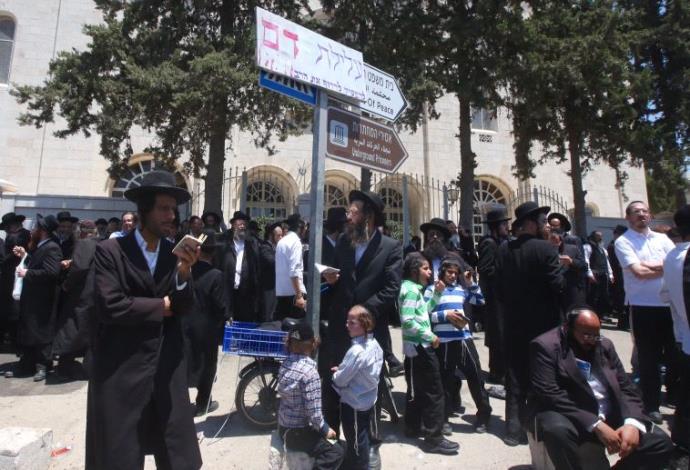 תומכיו של הרב אליעזר ברלנד מחוץ לבית המשפט (צילום:  מרק ישראל סלם)