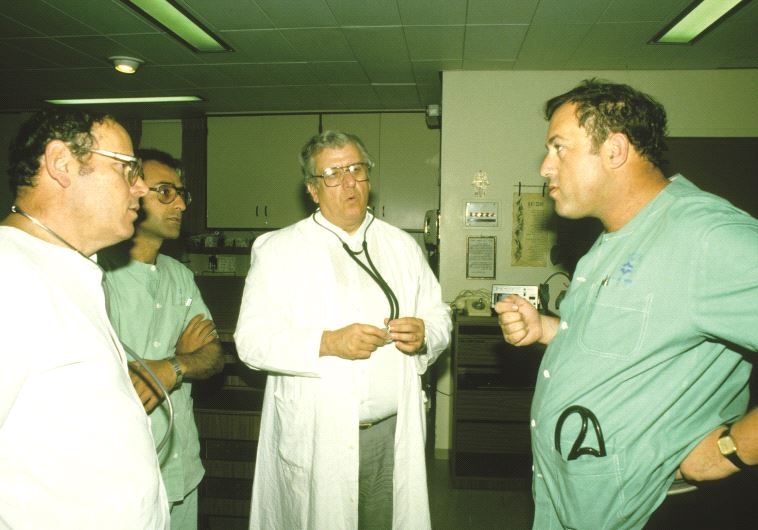 פרופ' זהבי (במרכז) במכון הלב בבית חולים השרון. צילום: באדיבות המשפחה