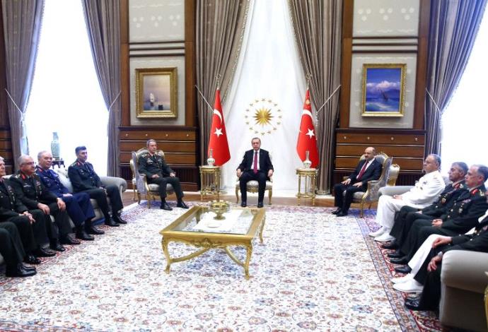 נשיא טורקיה ארדואן בפגישה עם חברי המועצה הצבאית העליונה (צילום:  רויטרס)