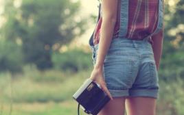 נערה מכנסיים קצרים בחורה מכנס קצר (צילום: אינגאימג)