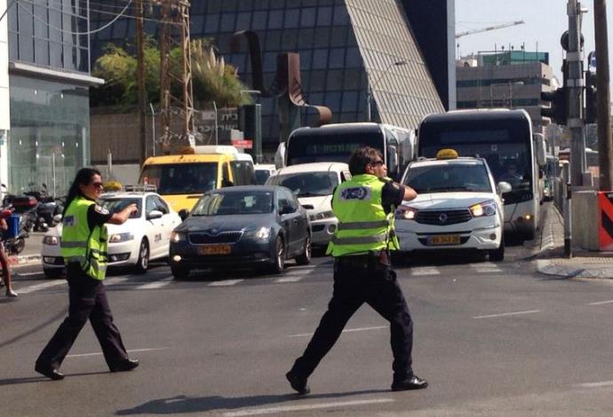 משטרה מכוונת את התנועה בתל אביב (צילום:  אבשלום ששוני)
