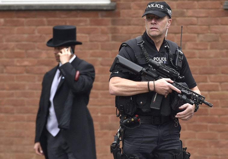  שוטר חמוש בלונדון. צילום: רויטרס