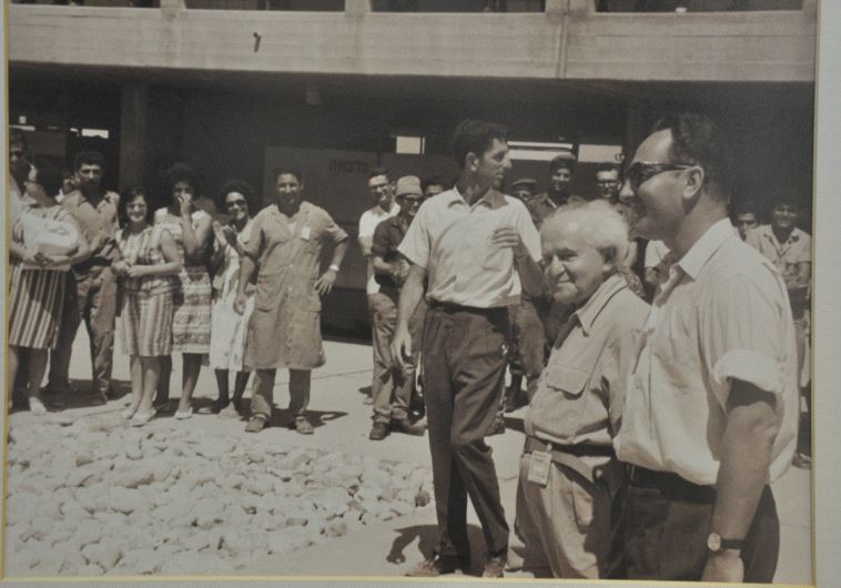 שמעון פרס ודוד בן גוריון בביקור בכור. צילום: ארכיון צה"ל ומערכת הביטחון)