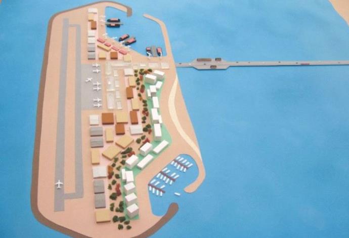 דגם של האי המלאכותי והנמל שיוקם מול חופי עזה (צילום:  משרד התחבורה)
