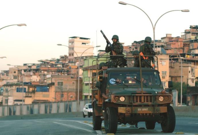 חיילים ברזילאים בפטרול בריו (צילום:  רויטרס)