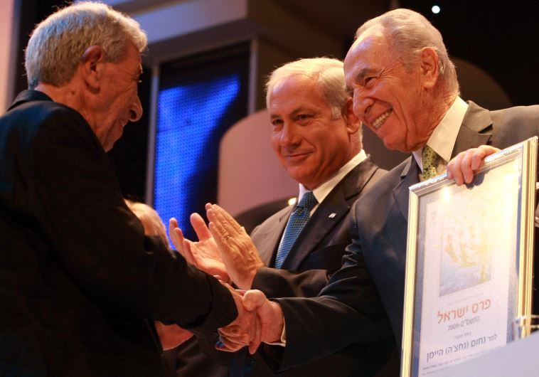נחום היימן מקבל את פרס ישראל מבנימין נתניהו ושמעון פרס. צילום: קובי גדעון, פלאש 90