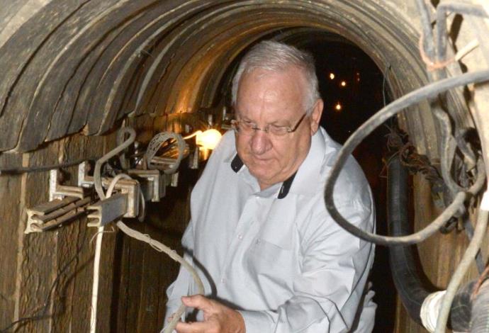 הנשיא ריבלין במנהרה התקפית שנחשפה ע"י צה"ל (צילום:  מארק ניימן, לע"מ)