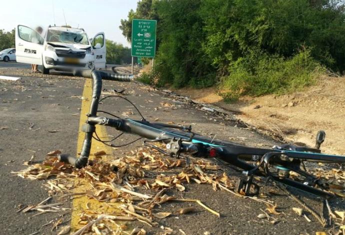 רוכב אופניים נפגע מרכב בכביש 232 (צילום:  דוברות המשטרה)