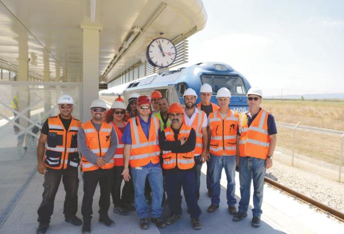 בכירי פרויקט רכבת העמק בחברת נתיבי ישראל  (צילום:  חברת נתיבי ישראל)