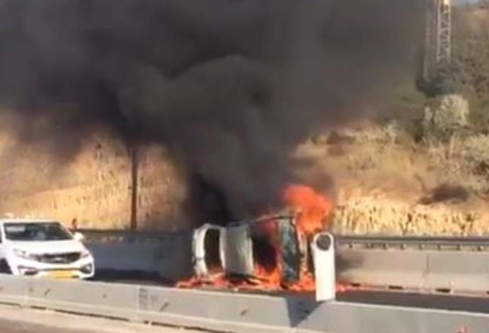 רכב עולה באש בכביש 1 (צילום:  מסך)