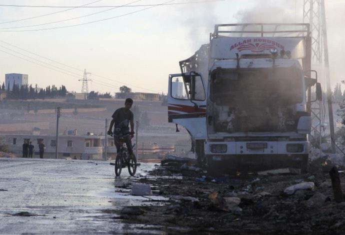 משאית סיוע שהופצצה בחאלב, סוריה (צילום:  רויטרס)