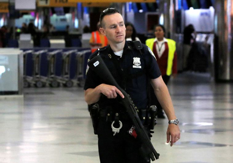 שוטר בנמל התעופה לה גווארדיה בניו יורק. ארכיון. צילום: רויטרס