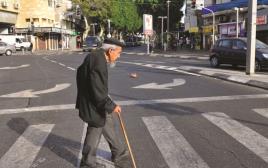 קשיש חוצה את הכביש (צילום: סרג' אטאל, פלאש 90)
