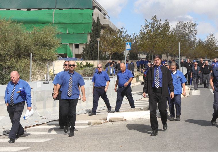 נהגי אגד בדרכם להפגנה. צילום: מרק ישראל סלם
