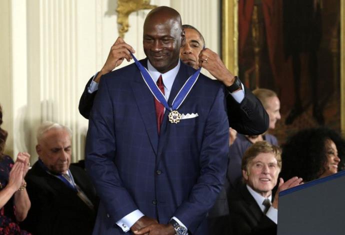 אובמה מעניק את מדליית החירות הנשיאותית למייקל ג'ורדן. צילום: רויטרס, יורי גריפס (צילום:  רויטרס, יורי גריפס)