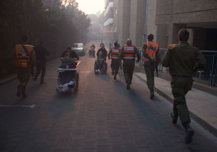 חיילי פיקוד העורף מפנים את תושבי חיפה. צילום: דובר צה"ל
