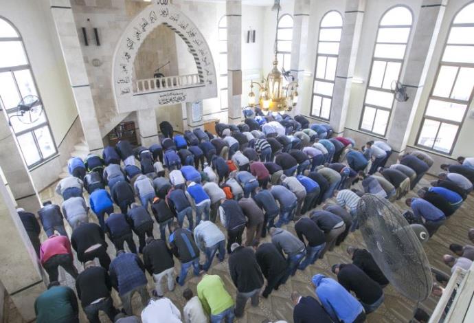תפילה במסגד בג'יסר א–זרקא (צילום:  יוסי אלוני)
