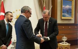 השגריר איתן נאה מגיש את כתב האמנה לנשיא טורקיה (צילום: משרד החוץ)