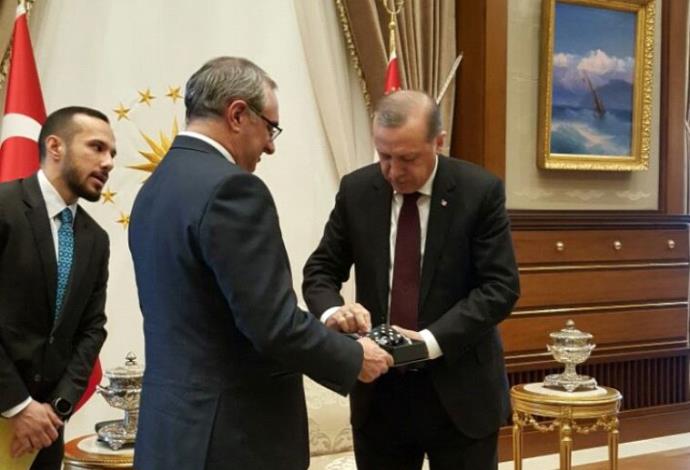 השגריר איתן נאה מגיש את כתב האמנה לנשיא טורקיה (צילום:  משרד החוץ)