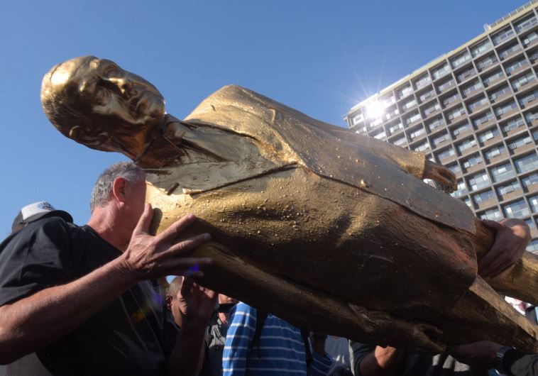 הפלת הפסל של נתניהו שהוצב בכיכר רבין. צילום: אבשלום ששוני