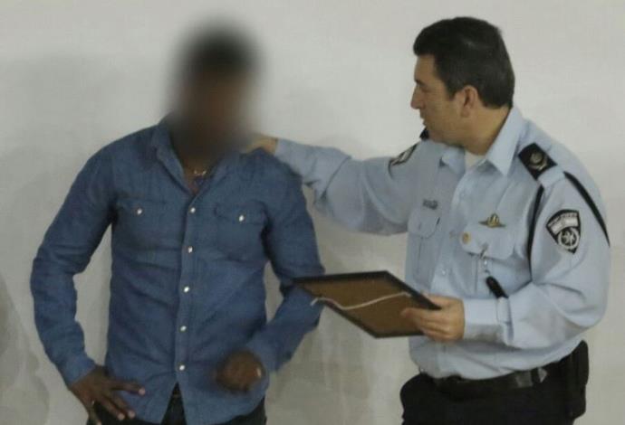הסוכן הסמוי עם מפקד מחוז ירושלים  (צילום:  דוברות המשטרה)