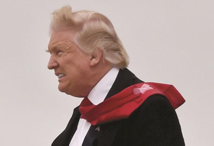 דונלד טראמפ והעניבה המעופפת (צילום:  Timothy A. Clary/AFP)