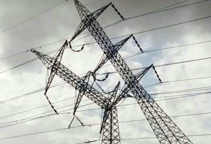 עמודי חשמל קרסו (צילום:  דוברות המשטרה)