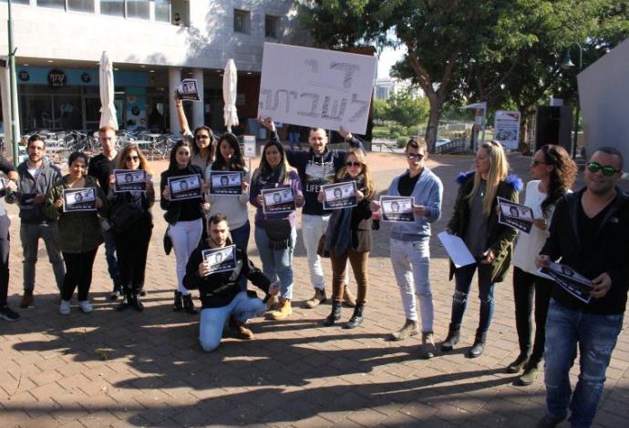 הסטודנטים מפגינים במכללה למינהל בראשל"צ (צילום:  שי אגם)