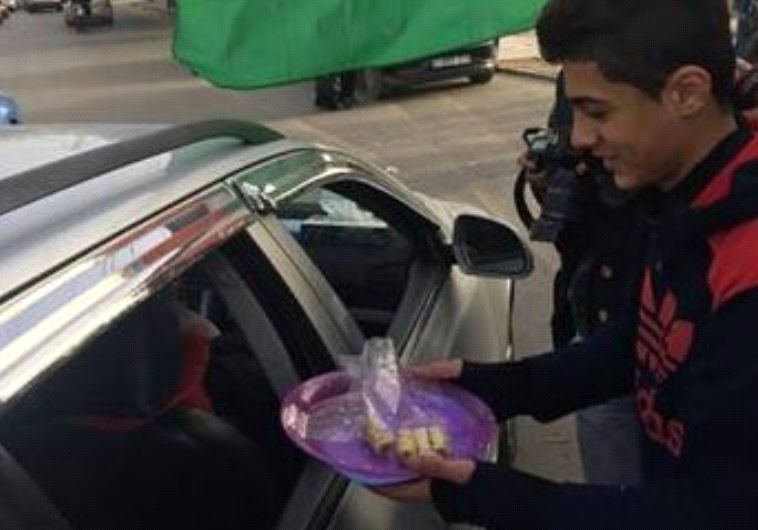מחלקים ממתקים בגדה לאחר הידיעה על הפיגוע. צילום: טוויטר 
