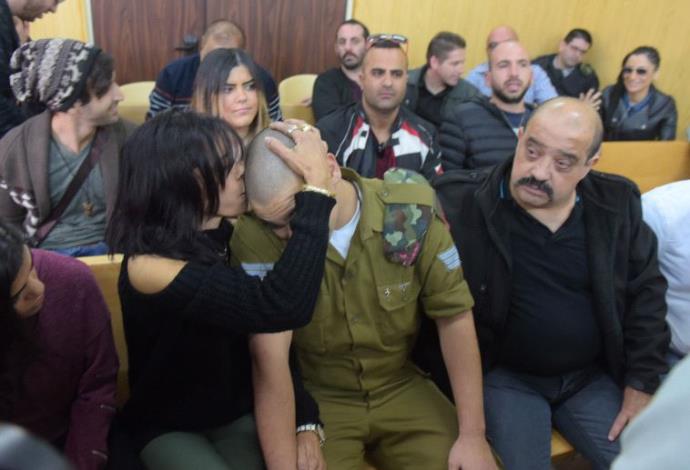 אלאור אזריה ומשפחתו בדיון בבית המשפט (צילום:  אבשלום ששוני)