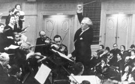 קורט זינגר מנצח על תזמורת הקולטורבונד (צילום: צילום מתוך הספר Premiere und pogrom)