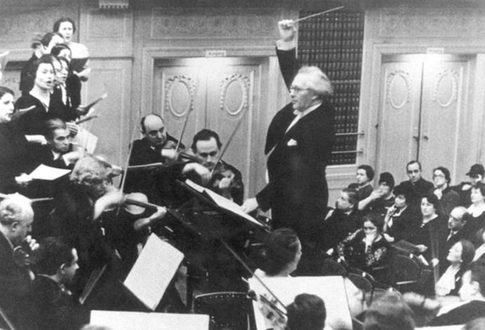 קורט זינגר מנצח על תזמורת הקולטורבונד (צילום:  צילום מתוך הספר Premiere und pogrom)